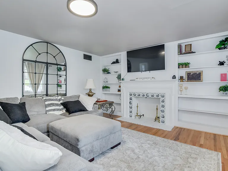 822 W Woodlawn Ave — Photo 6