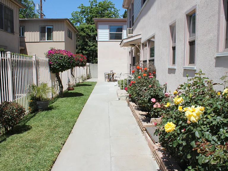 Laurel Canyon Blvd — Photo 2