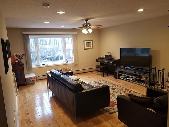 5th image of 70 Stillwater Dr