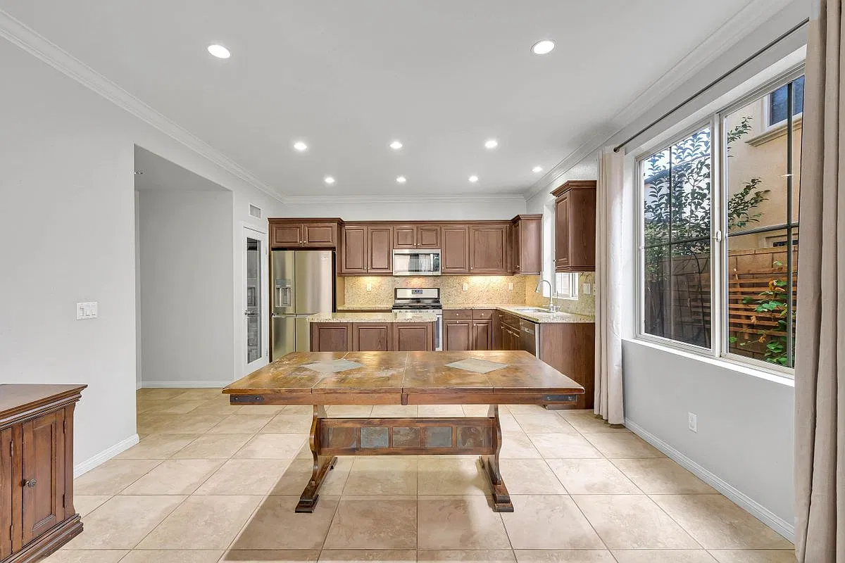 3 bed, 2.5 bath, 1735 sqft, $4,700 — Photo 4