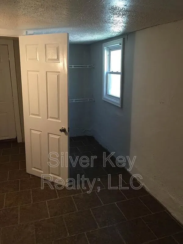 1 bed, 1.0 bath, $695 — Photo 2