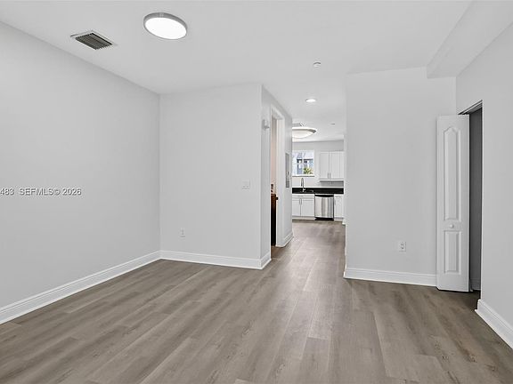 5th image of 411 SW 13th Ter
