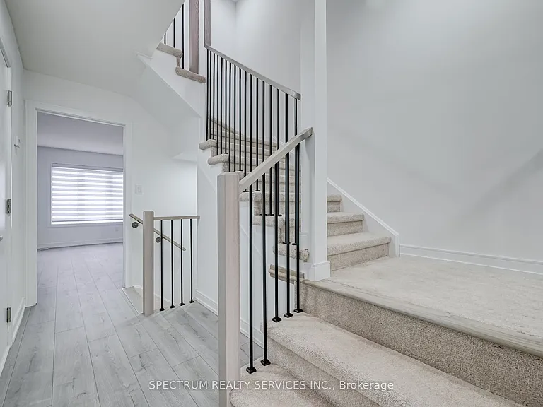 146 Blue Forest Cres — Photo 12