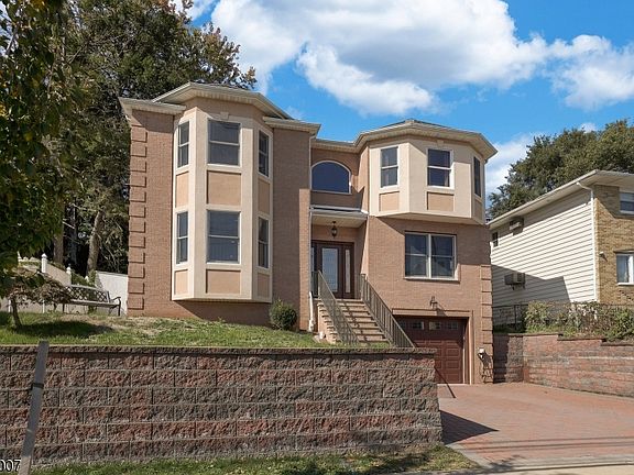 3rd image of 157 Woodridge St