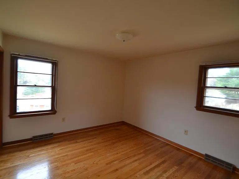 1111 Preston Dr — Photo 10