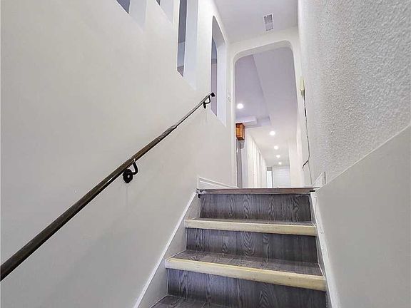 4th image of 575 College St #A