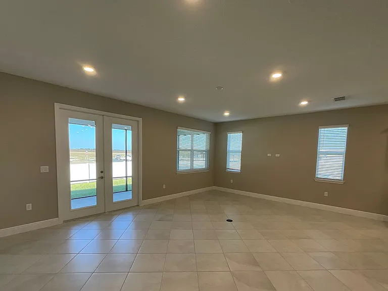 7727 SW 57th Pl — Photo 8