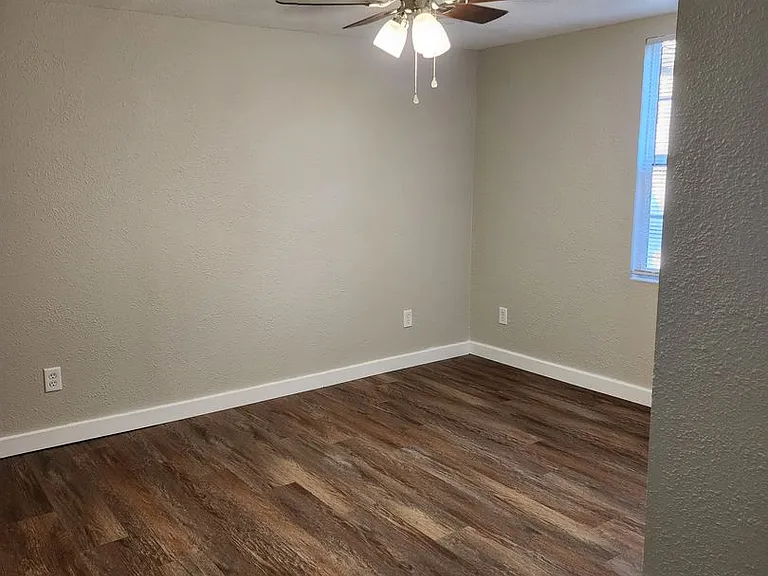 417 Albert St — Photo 13