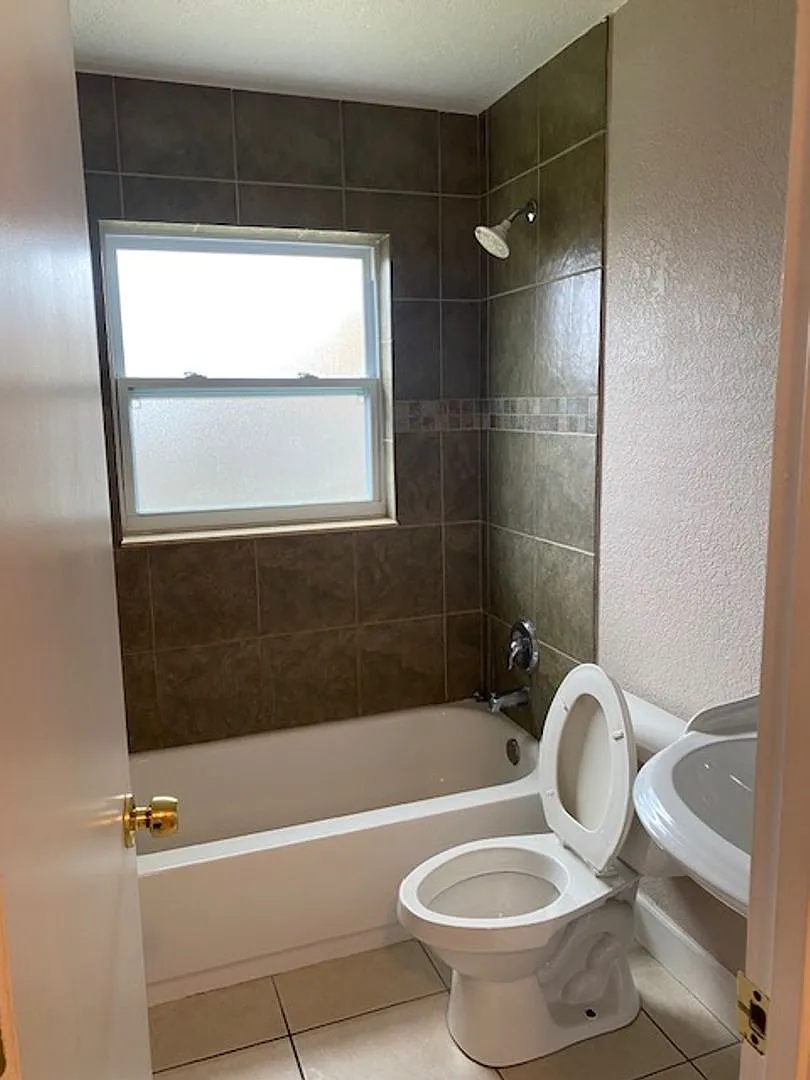 Schedule showing -2/1 single family , fenced in yard — Photo 4