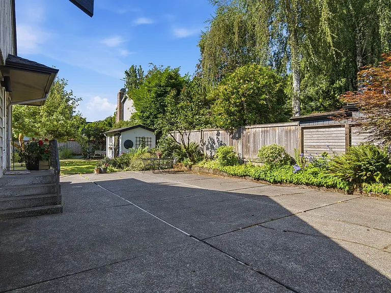 Side yard with outdoor eating area