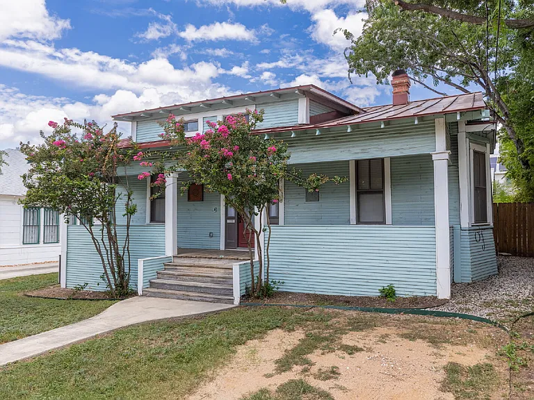 1121 E Crockett St — Photo 2