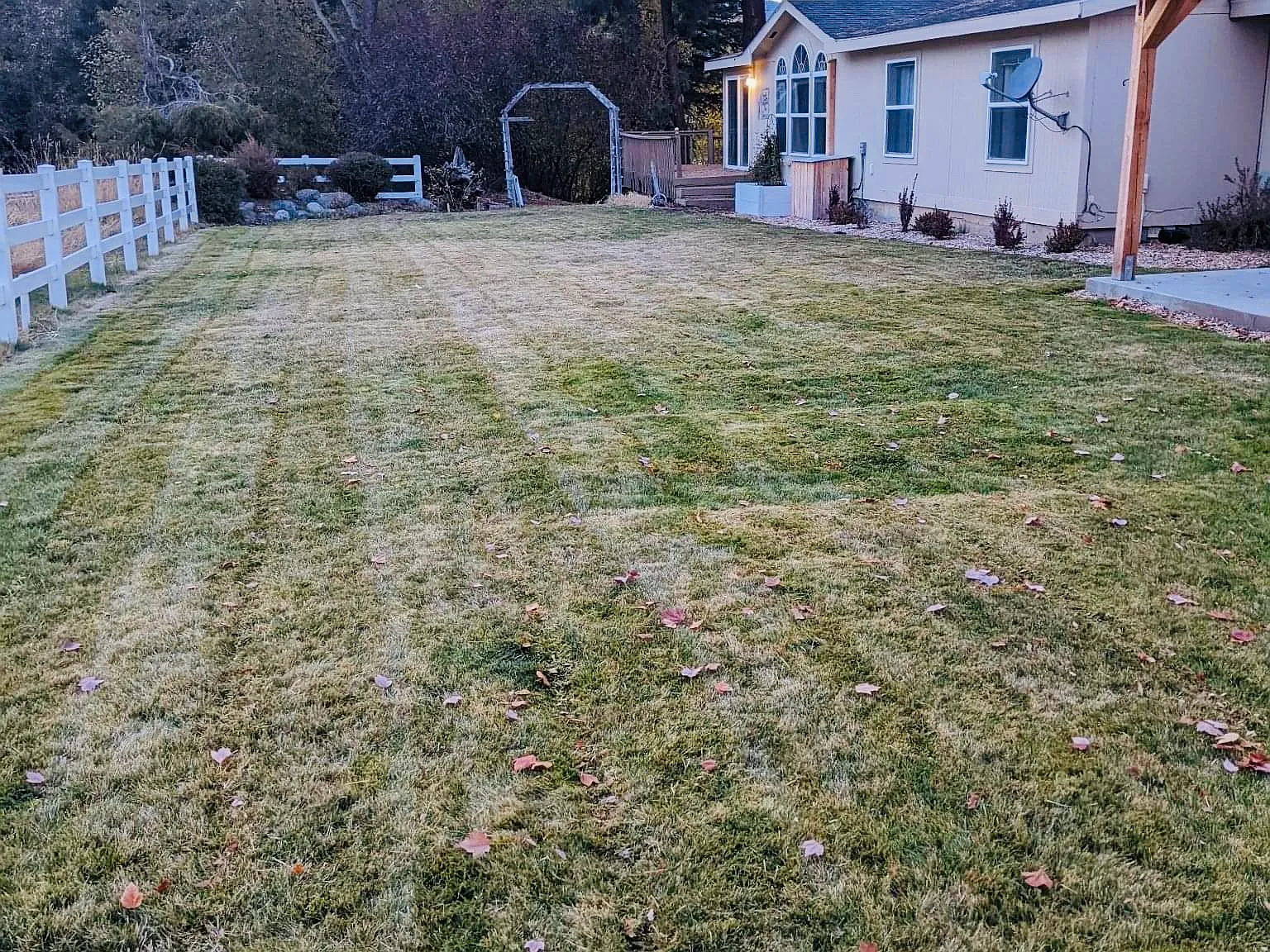 810 E Russell Ln — Photo 2