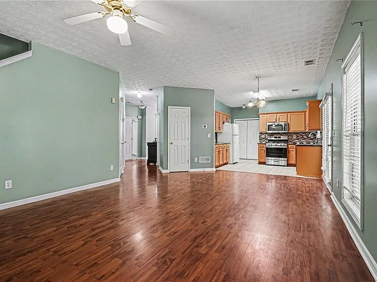375 Clairidge Ln — Photo 6