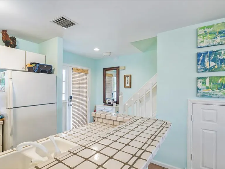 Kitchen alt. view