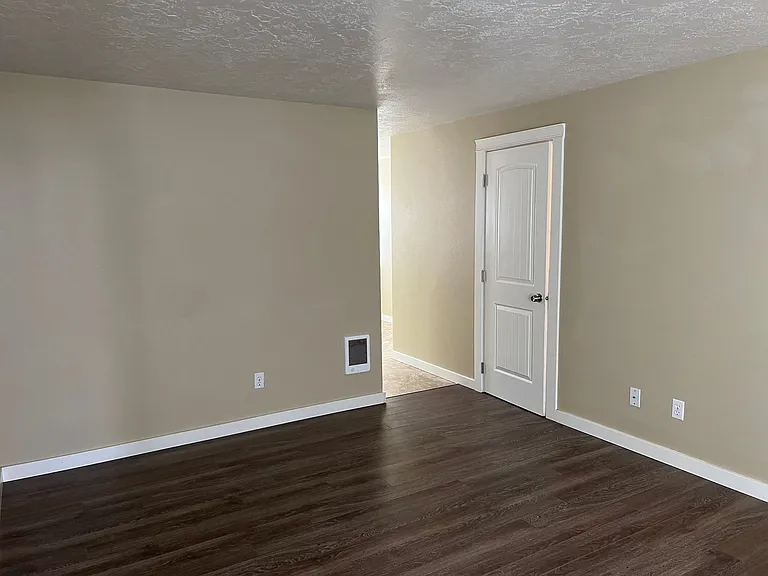 410 SW Fall St — Photo 19