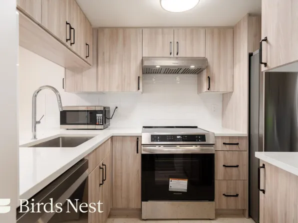 1550 Marine Dr #103, West Vancouver, BC V7V 1H8