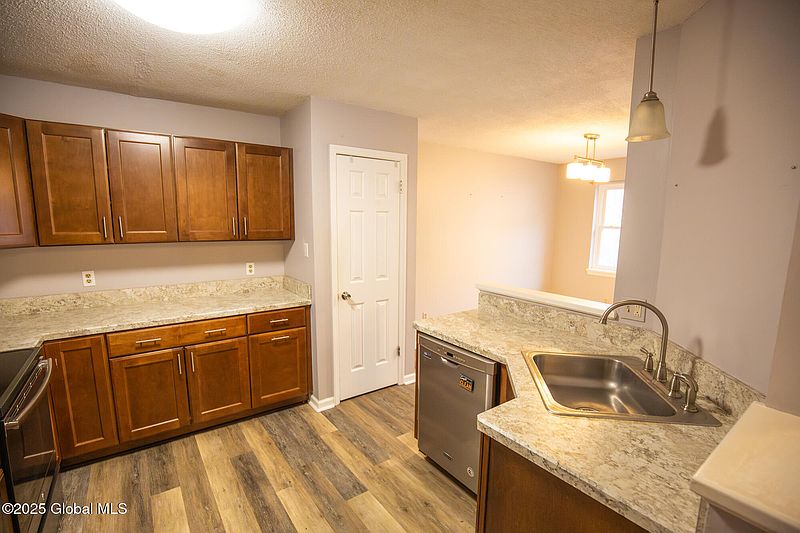 4th image of 29 Fairwood Drive
