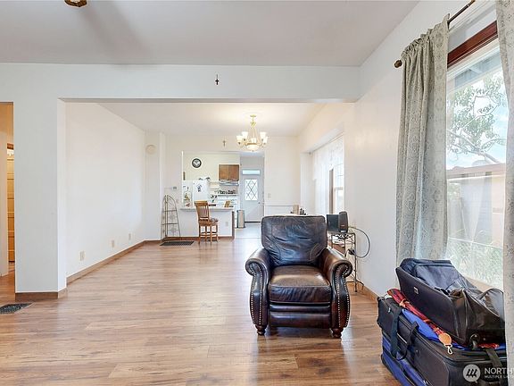 2nd image of 1014 W Chestnut