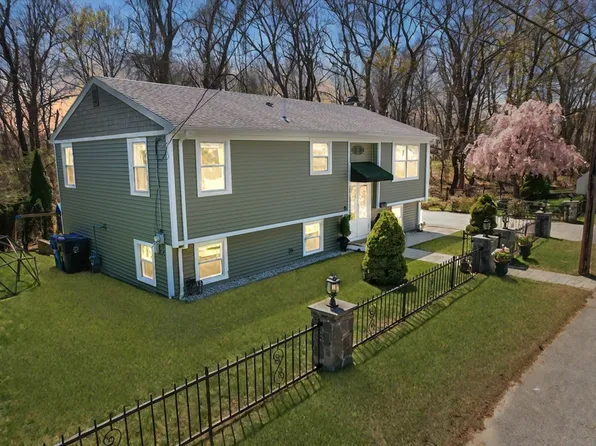 15 Cove St, Riverside, RI 02915