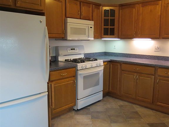 3rd image of 10 Chateau Ct