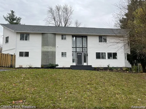 4199 Motorway Dr, Waterford, MI 48328