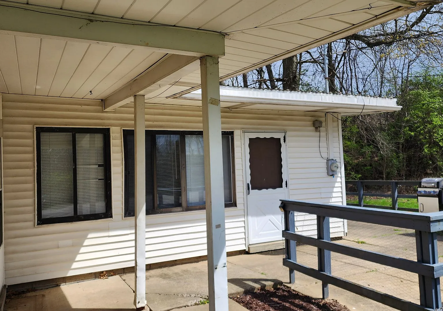 Three bedroom 1.5 house available for rent May 1 2026! — Photo 4