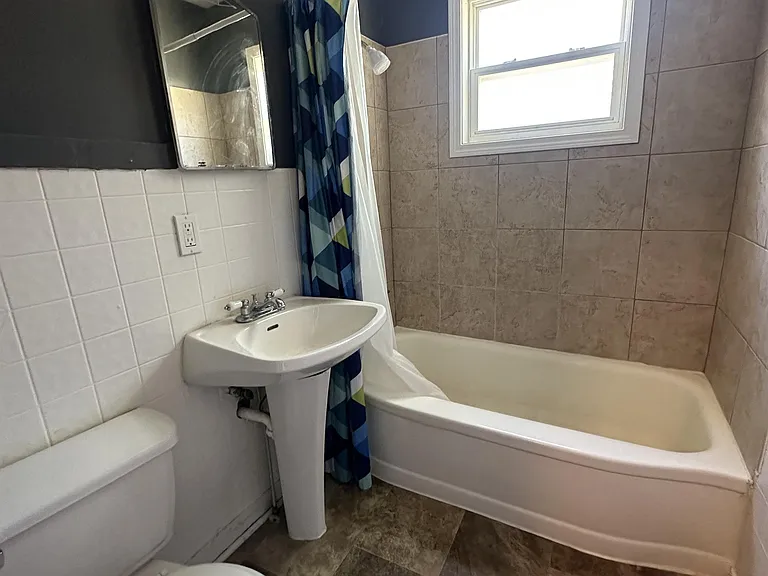 1332 N Erie St — Photo 10