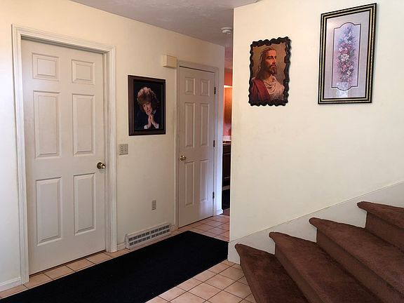 2nd image of 32 Heritage Dr #32