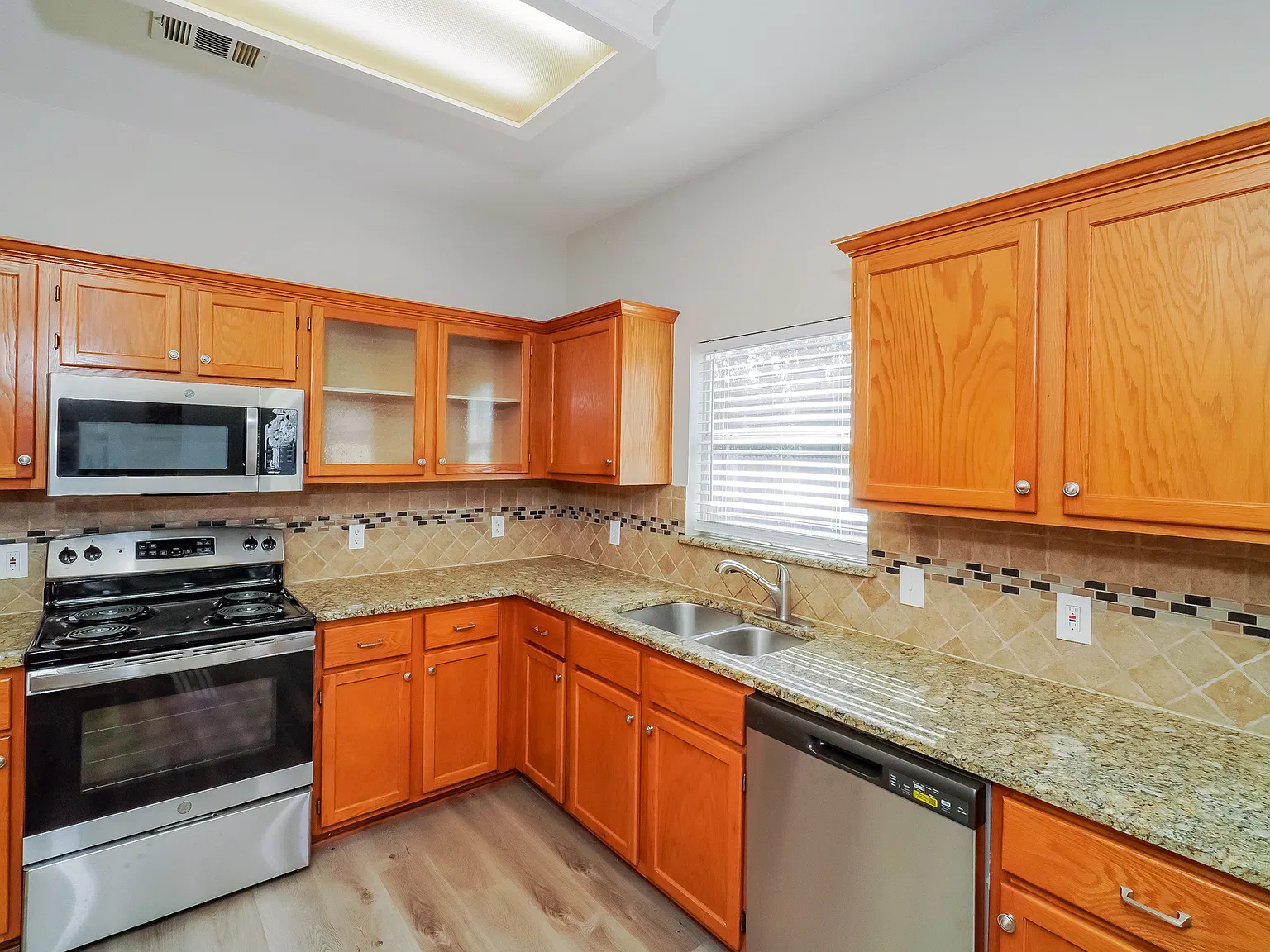 3 bed, 2.5 bath, 2533 sqft, $1,799 — Photo 2
