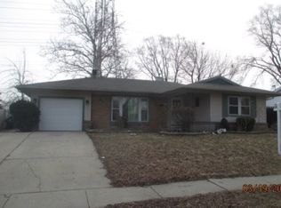 1015 Maple Ln, Elk Grove Village, IL 60007