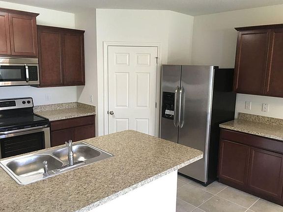 2nd image of 1013 SW Sarto Ln