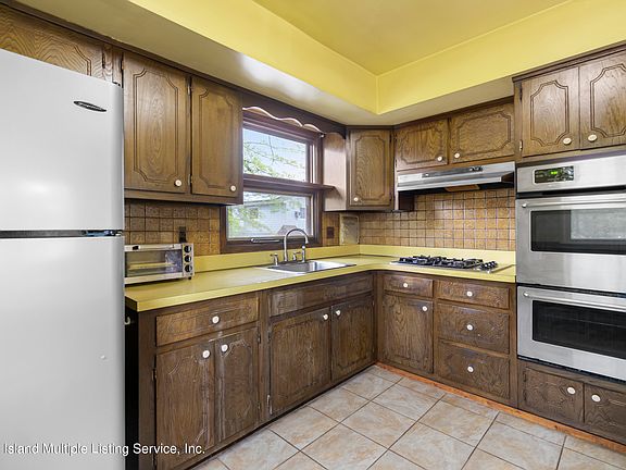 3rd image of 161 Walcott Ave