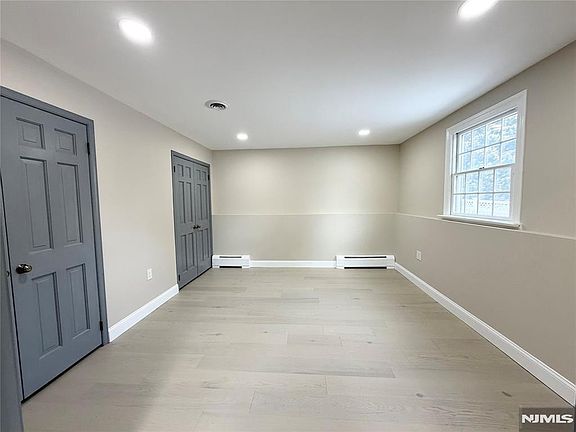 5th image of 850 Ridgewood Ave