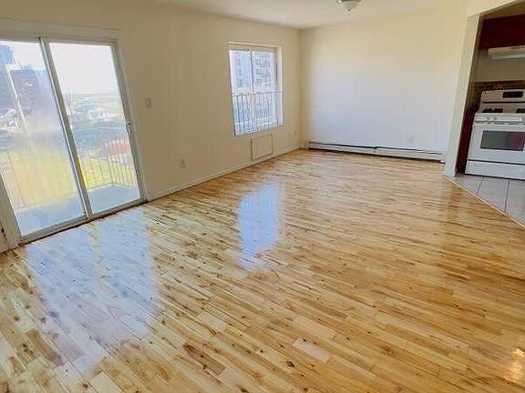5th image of 147 Beach 26th St #3