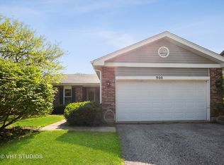 900 Fox Run Ln, Algonquin, IL 60102