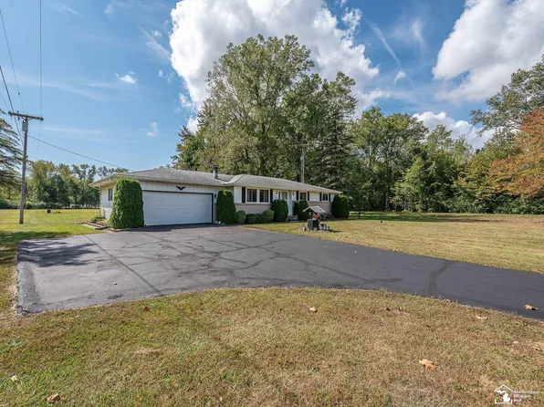 3563 Bluebush Rd, Monroe, MI 48162