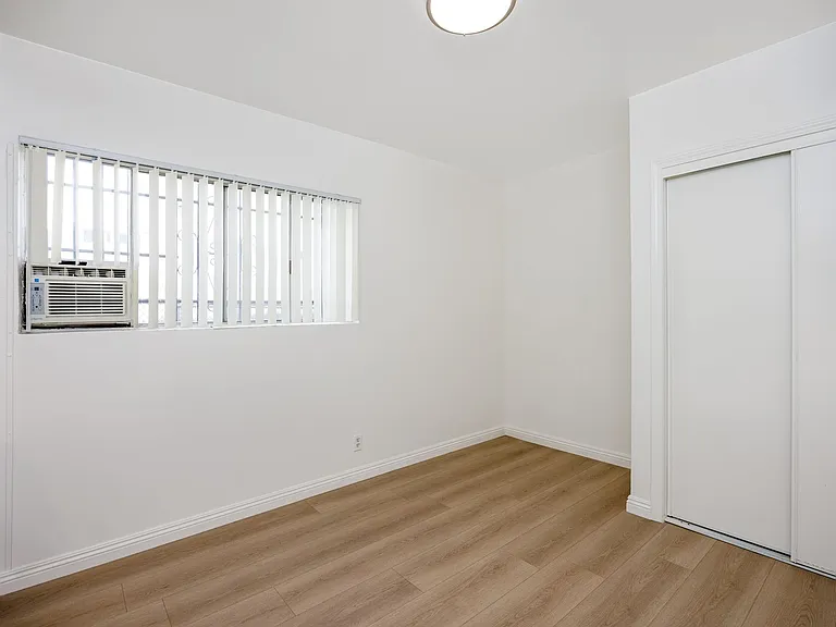 3620 S Budlong Ave — Photo 12