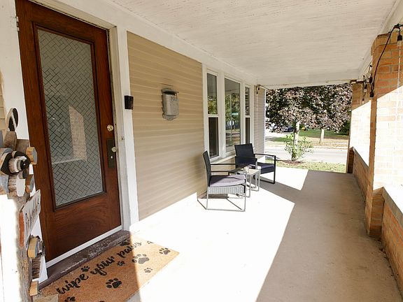 3rd image of 977 Powers Ave NW