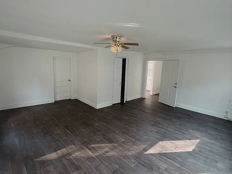 535 E Railroad St — Photo 2