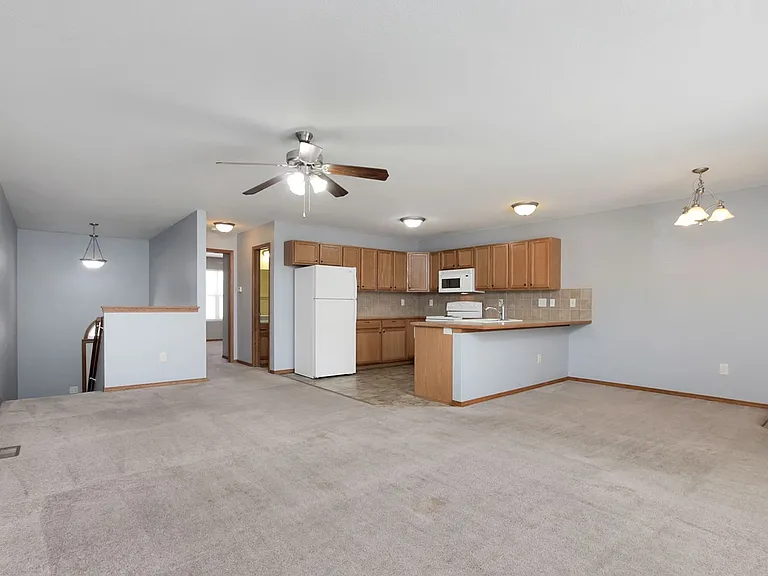 1126 Country Club Ln — Photo 3