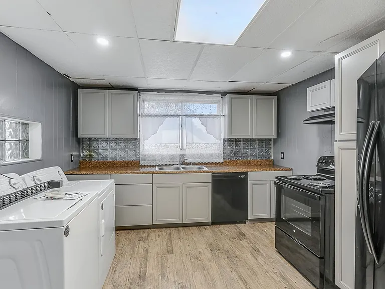 212 Beaver Rd — Photo 2