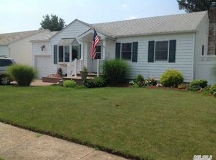 54 Knickerbocker Rd E, Plainview, NY 11803