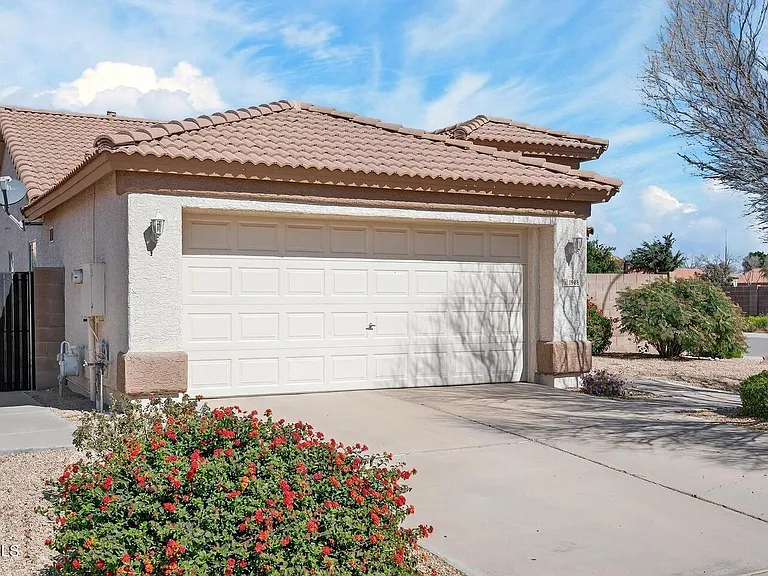 1948 E Carla Vista Dr — Photo 3