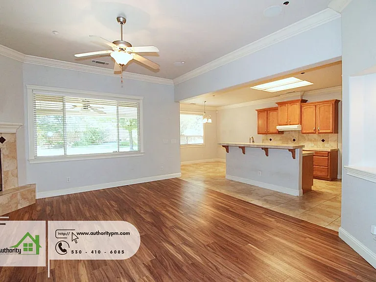2052 Hedgerow Ave — Photo 5