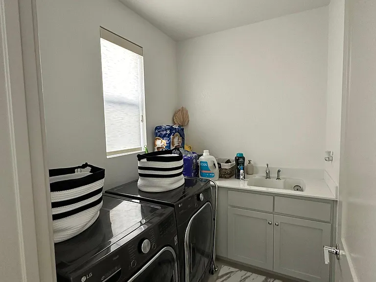 Laundry room (2nd floor)