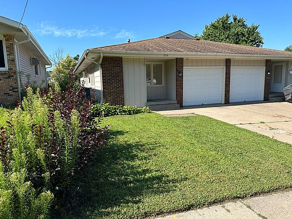 Beautiful, spacious townhome close to bus line, shopping, and jobs.