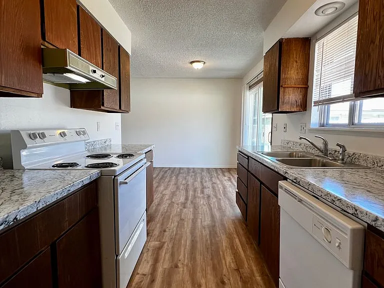 3910 Meadow Ln — Photo 8