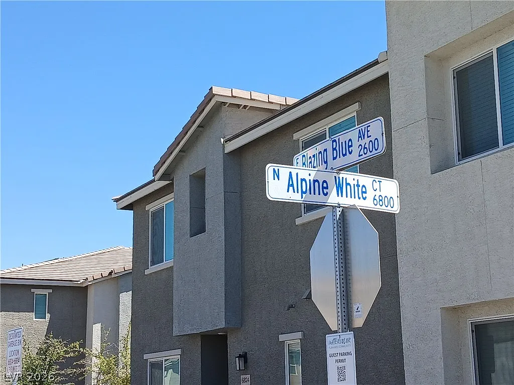 3 bed, 2.5 bath, 1352 sqft, $2,000 — Photo 2