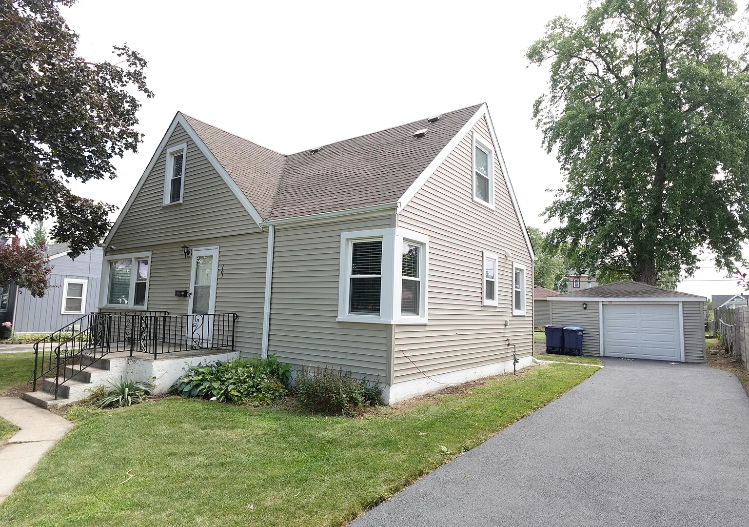 3 bed, 1306 sqft, $2,695 — Photo 2