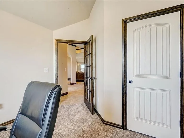 2301 Bretford Way — Photo 16